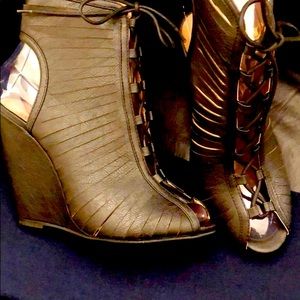 Thriving black wedges that have people talking!